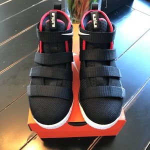 LeBron Soldier Xl FlyEase, Kids Size 1Y